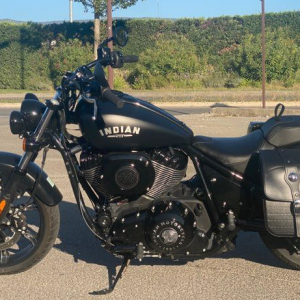Indian 1890 chief dark horse 2022 disponible chez Pyramide Motos, concession motos et quads à l'isle sur la sorgue
