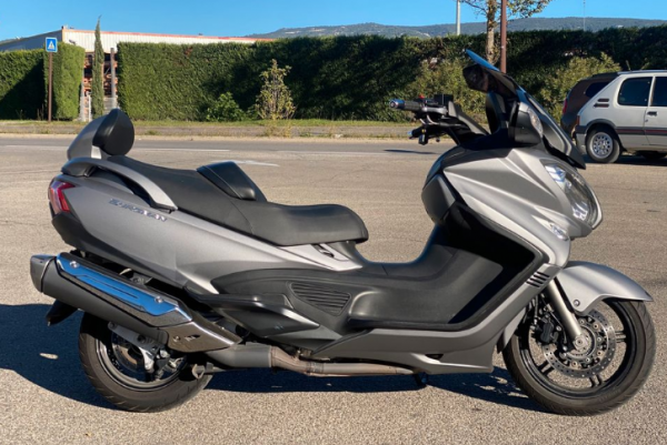 Suzuki Burgman 650 ABS Exécutive, disponible chez Pyramide Motos, concession motos et quads à l'isle sur la sorgue
