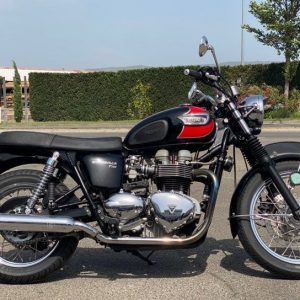 TRIUMPH BONNEVILLE T100 865 disponible chez Pyramide Motos, concession motos et quads à l'isle sur la sorgue