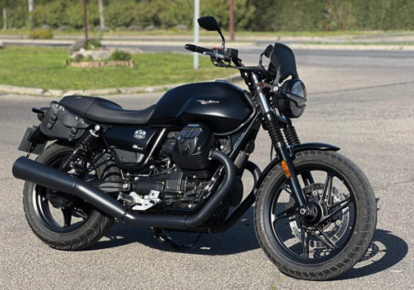 Moto Guzzi V7 stone 2023